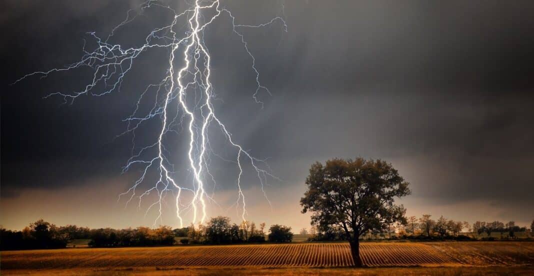 क्या है आकाशीय बिजली गिरने का कारण (Why does lightning happen)