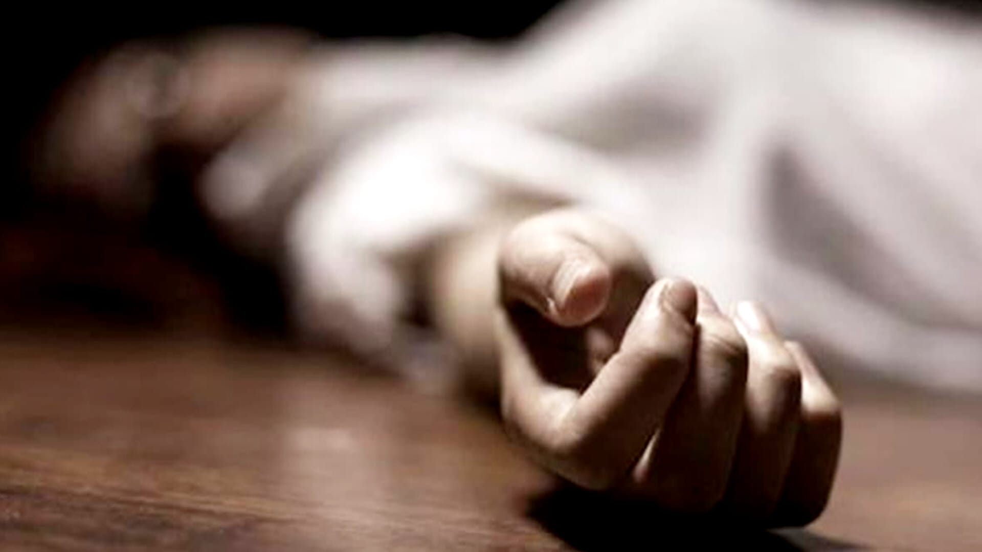 The body of a businessman from Rajasthan was found naked in the bathroom of a hotel in Lucknow, where he had been staying with his girlfriend.